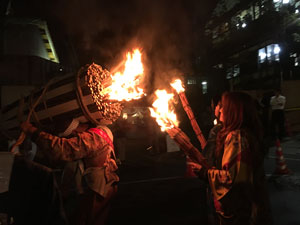 ナニコレ！奇祭、京都鞍馬火祭りなぜか超インターナショナル